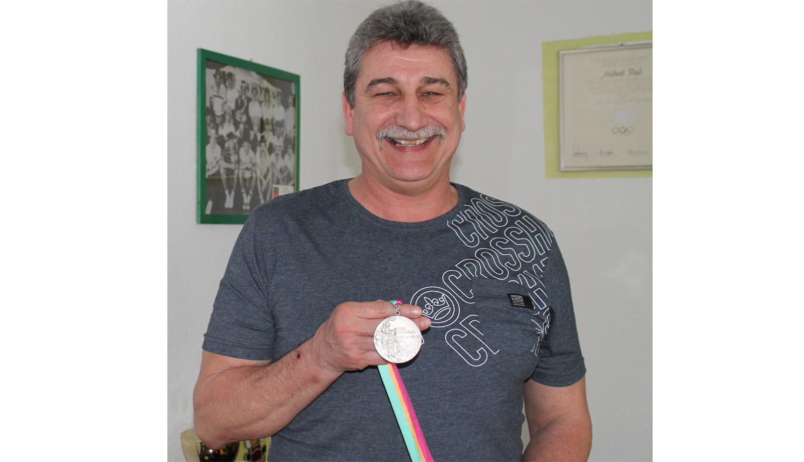 Mike Paul versteigert seine Olympiamedaille von 1984 zugunsten der Ukraine-Hilfe